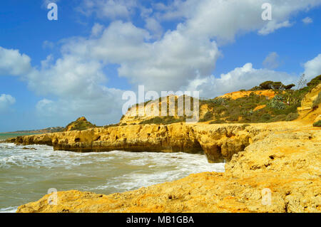 Côtes rocheuses et les falaises dans Averiros l'est d'Albufeira, sur la côte de l'Algarve Banque D'Images