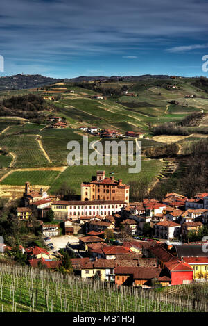 La ville de Barolo, avec le château Falletti, parmi les vignes, au centre de la zone de l'homonyme vin. Banque D'Images