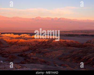 Valle de la Luna, Désert d'Atacama, au Chili, au coucher du soleil Banque D'Images