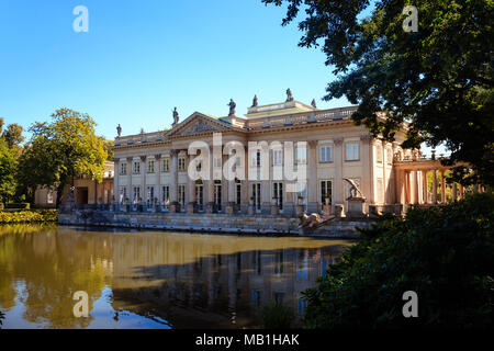 Bains royaux Lazienki Park façade nord du Palais de l'île, se reflétant dans l'étang VARSOVIE, POLOGNE - 20 AOÛT 2009 Banque D'Images