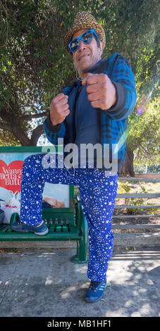 L'homme en couleur bleu coordonné vêtements à Los Angeles, Californie Banque D'Images