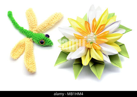 Libellule crochet et Water Lily en papier origami sur blanc fond isolé. Banque D'Images