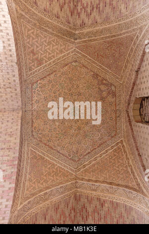 Détail de galeries en stuc de mausolée d'Uljaytu, Sultaniyya, Iran Banque D'Images