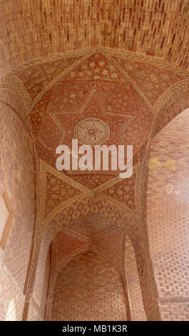 Détail de galeries en stuc de mausolée d'Uljaytu, Sultaniyya, Iran Banque D'Images