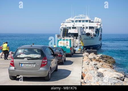 L'embarquement des véhicules Daskalogiannis ferry vers Loutro, Hora Sfakion, Sfakia, Chania, Crete Région (Crète), Grèce Banque D'Images