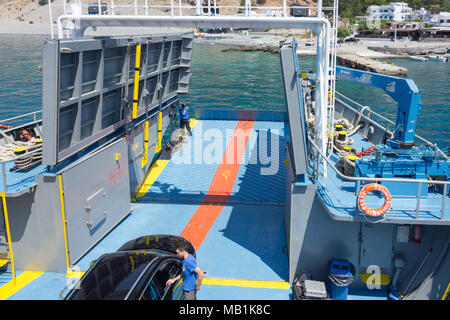 Car-ferry qui arrivent au port d'Agia Roumeli, Sfakia, Chania, Crete Région (Crète), Grèce Banque D'Images