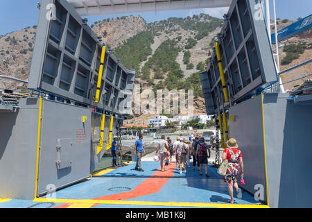 Les passagers qui quittent car-ferry au port d'Agia Roumeli, Sfakia, Chania, Crete Région (Crète), Grèce Banque D'Images