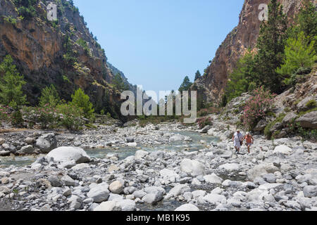 Couple en train de marcher dans le sud de l'entrée de la Gorge de Samaria. Agia Roumeli, Sfakia, Chania, Crete Région (Crète), Grèce Banque D'Images