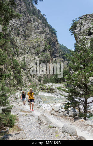 Les promeneurs marchant à travers portes étroites de la Gorge de Samaria. Agia Roumeli, Sfakia, Chania, Crete Région (Crète), Grèce Banque D'Images