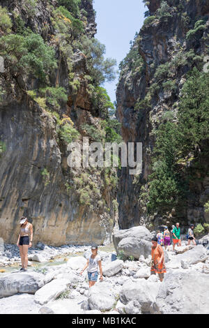 Les promeneurs marchant à travers portes étroites de la Gorge de Samaria. Agia Roumeli, Sfakia, Chania, Crete Région (Crète), Grèce Banque D'Images