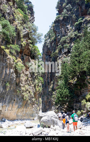 Les promeneurs marchant à travers portes étroites de la Gorge de Samaria. Agia Roumeli, Sfakia, Chania, Crete Région (Crète), Grèce Banque D'Images