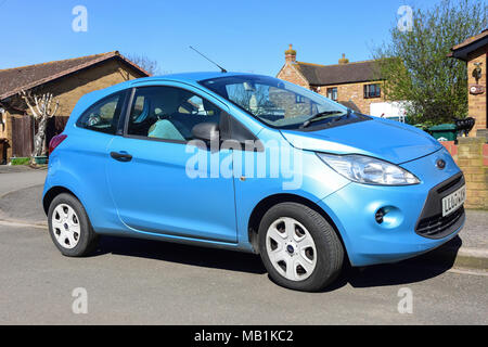 Automobile Ford Ka bleu stationné sur la route, Stanwell Moor, Surrey, Angleterre, Royaume-Uni Banque D'Images