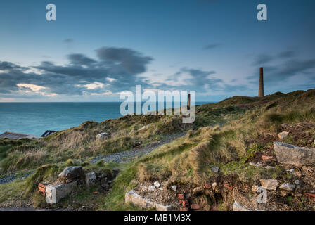 Les mines d'étain et moteur maisons sur la côte de Cornouailles sur botallck penwith au Levant et dans la lumière du soir et la falaise, ciel d'orage. industriel. Banque D'Images