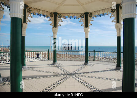 Vue de la jetée Ouest du kiosque à musique sur le front de mer de Brighton Banque D'Images