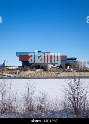 L'extérieur de l'Remai Galerie d'Art Moderne comme vu de l'ensemble de la rivière Saskatchewan Sud congelé à Saskatoon, Saskatchewan, Canada. Banque D'Images