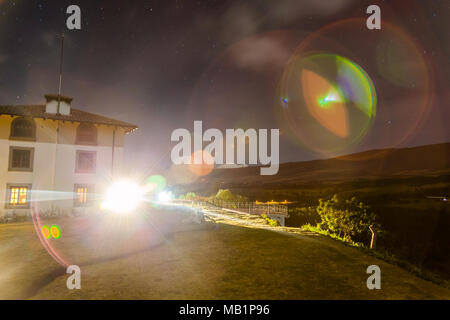 Sonneries par réfraction de la lumière dans le paysage de nuit Banque D'Images