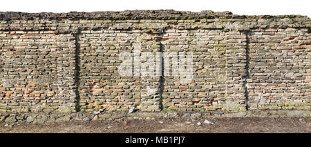 Long fragment du monastère détruit centenaire mur de brique jaune et clôture. Isolé sur une vue panoramique haut de collage à partir de plusieurs photos. Banque D'Images