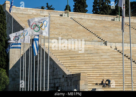 Athènes, Grèce - Décembre 27, 2017 : les touristes se rendant sur le stade panathénaïque d'Athènes, Grèce. Banque D'Images