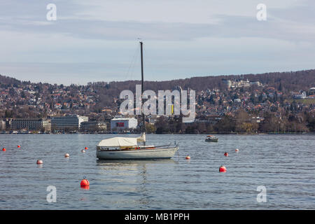 Zurich, Suisse - 2 Avril, 2018 : bateaux sur le lac de Zurich, les bâtiments de la ville de Zurich à l'arrière-plan. Le lac de Zurich est un lac, l'extension de southea Banque D'Images