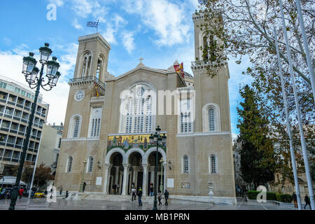 Athènes, Grèce - Décembre 28, 2017 : les touristes visitant la cathédrale métropolitaine d'Athènes en Grèce. Banque D'Images