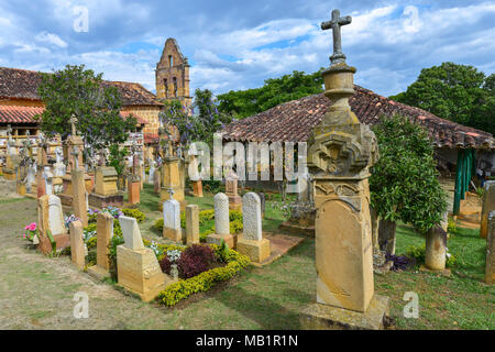 Barichara, Colombie - le 11 août 2017 : Pierres tombales dans le cimetière, contient de nombreuses pierres tombales ornées en pierre jaune disponible en Barichara, Banque D'Images