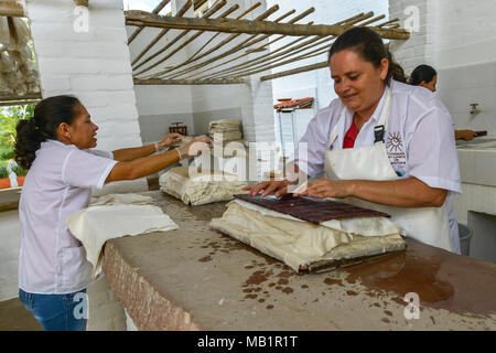 Barichara, Colombie - le 11 août 2017 : Femmes non identifiées faire en papier dans un artisan façon Barichara, Colombie. Banque D'Images