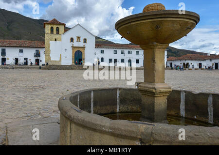 Villa de Leyva, Colombie - le 12 août 2017 : Les gens de la Plaza Mayor, la plus grande place publique en Colombie en ville coloniale de Villa de Leyva, Colombie. Banque D'Images