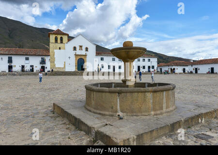 Villa de Leyva, Colombie - le 12 août 2017 : Les gens de la Plaza Mayor, la plus grande place publique en Colombie en ville coloniale de Villa de Leyva, Colombie. Banque D'Images