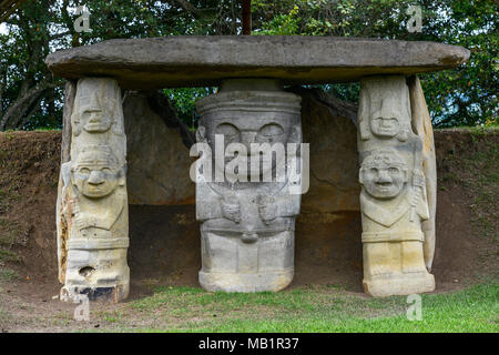 Statues précolombien à San Agustin, la Colombie. Parc archéologique, une altitude de 1800 mètres au niveau de la source du fleuve Magdalena. Banque D'Images