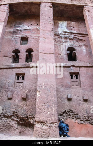 Lalibela, Éthiopie - le 5 janvier 2018 : Pilgrim priant à Bet Medhane Alem, l'une des églises creusées dans le roc de Lalibela à Lalibela, Éthiopie. Banque D'Images