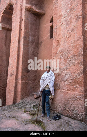 Lalibela, Éthiopie - 6 janvier 2018 : Portrait d'un homme en Bet Gabriel-Rufael, l'une des églises creusées dans le roc de Lalibela en Ethiopie. Banque D'Images