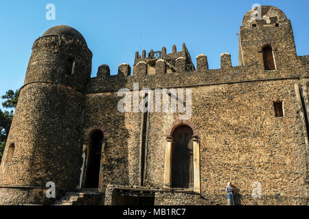 Gondar, Éthiopie, le 18 janvier 2018 : une femme éthiopienne visiter le château de Fasilides. Désigné site du patrimoine mondial de l'UNESCO à Gondar, Éthiopie Banque D'Images