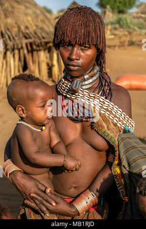 Turmi, Éthiopie - le 25 janvier 2018 : femme tribu Hamer non identifié avec son fils. Hamer femme peigne généralement leurs cheveux avec de la terre à Turmi, Éthiopie. Banque D'Images