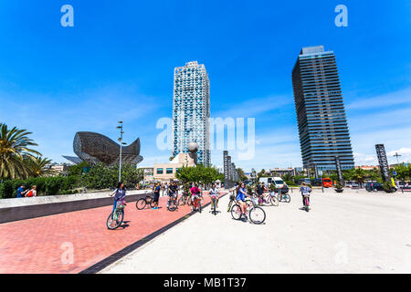 Barcelone, Espagne, le 6 juin 2017 : Groupe de touristes sont à vélo le long de la promenade du Port Olympique de Barcelone un matin d'été Banque D'Images