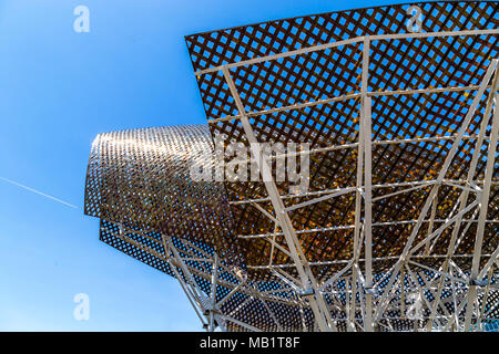 Barcelone, Espagne, le 6 juin 2017 : Monument El Pez Dorado dans le port Olympique de Barcelone, presque au pied de l'immeuble et l'hôtel Arts MAPFRE, peut Banque D'Images