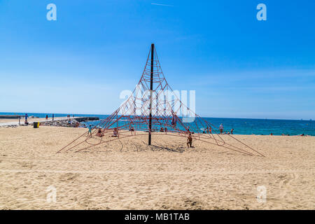 Barcelone, Espagne, le 6 juin 2017 : Aire de jeux sur la plage le Barsoleneta dans sur la promenade du Port Olympique de Barcelone un matin d'été. Banque D'Images