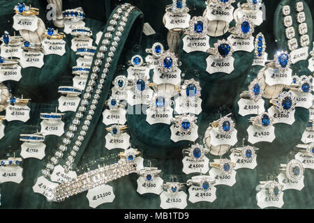 Bagues diamant et saphir avec étiquettes de prix en vitrine dans l'Argyll Arcade Glasgow, Scotland, UK Banque D'Images