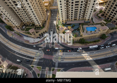 Le formulaire d'affichage haut à plus d'un croisement avec le trafic routier dans la Marina de Dubaï Banque D'Images