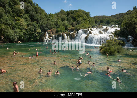 Piscine personnes à un lac dans le Parc National de Krka cascade Banque D'Images