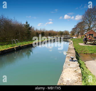 D'Écluses du canal, montrant les eaux de crues, East Yorkshire, England, UK. Banque D'Images