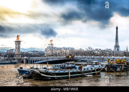 Paris paysage urbain avec le Pont Alexandre III et des bateaux amarrés à proximité, avec la Tour Eiffel en arrière-plan pendant les inondations de 2018 à Paris Banque D'Images