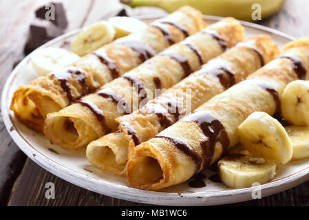 Close up de délicieuses crêpes rouleau avec des tranches de banane Banque D'Images