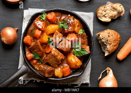 Goulasch, bœuf bourguignon, poêle en fonte top view, Close up Banque D'Images