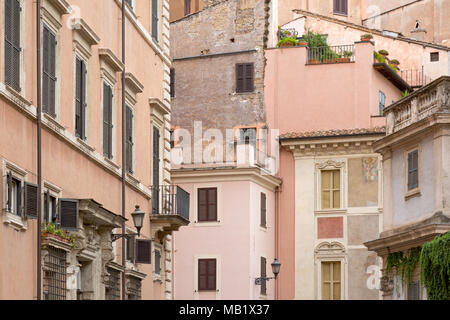 Vieille ville buidlings dans les rues de Rome, Italie près du Panthéon. Certains ont été restaurés récemment et ont peintures artistiques sur eux. Banque D'Images