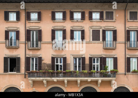 Fenêtres, volets et d'un balcon d'un immeuble donnant sur la Piazza Navona à Rome, Italie. Certaines des fenêtres des bâtiments réflexions révèlent divi Banque D'Images