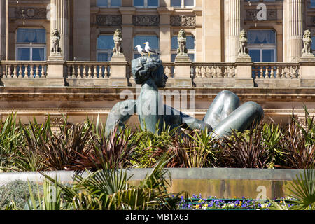 Deux goélands assis sur le dessus de la statue de Victoria Square, le centre-ville de Birmingham. La statue est affectueusement connu sous le Floozie dans le Jacuzzi Banque D'Images