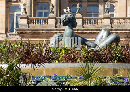 Deux goélands assis sur le dessus de la statue de Victoria Square, le centre-ville de Birmingham. La statue est affectueusement connu sous le Floozie dans le Jacuzzi Banque D'Images