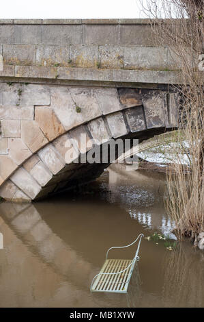 La rivière Severn Shropshire Atcham a augmenté pour couvrir la terrasse au bord de l'Northcote Manor lancs et Mermaid hotel Banque D'Images