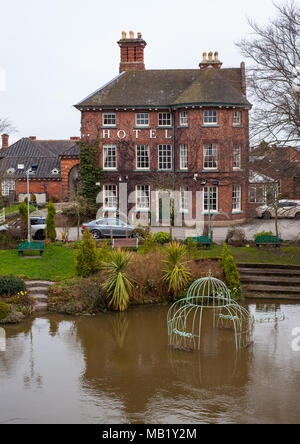 Le Northcote Manor lancs et mermaid hotel à Atcham, Shropshire , au Royaume-Uni, avec sa terrasse au bord de l'eau comme les eaux de la rivière Severn ont augmenté pour couvrir t Banque D'Images