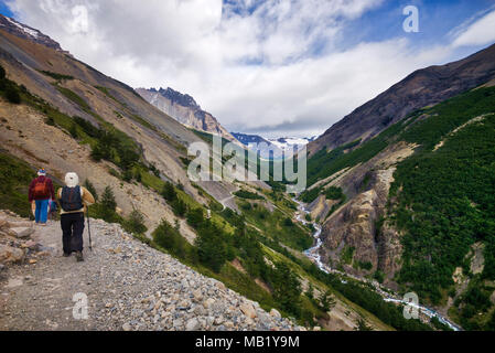 Sentier de randonnée dans la vallée de la rivière Ascencio, Patagonie, Chili. Banque D'Images